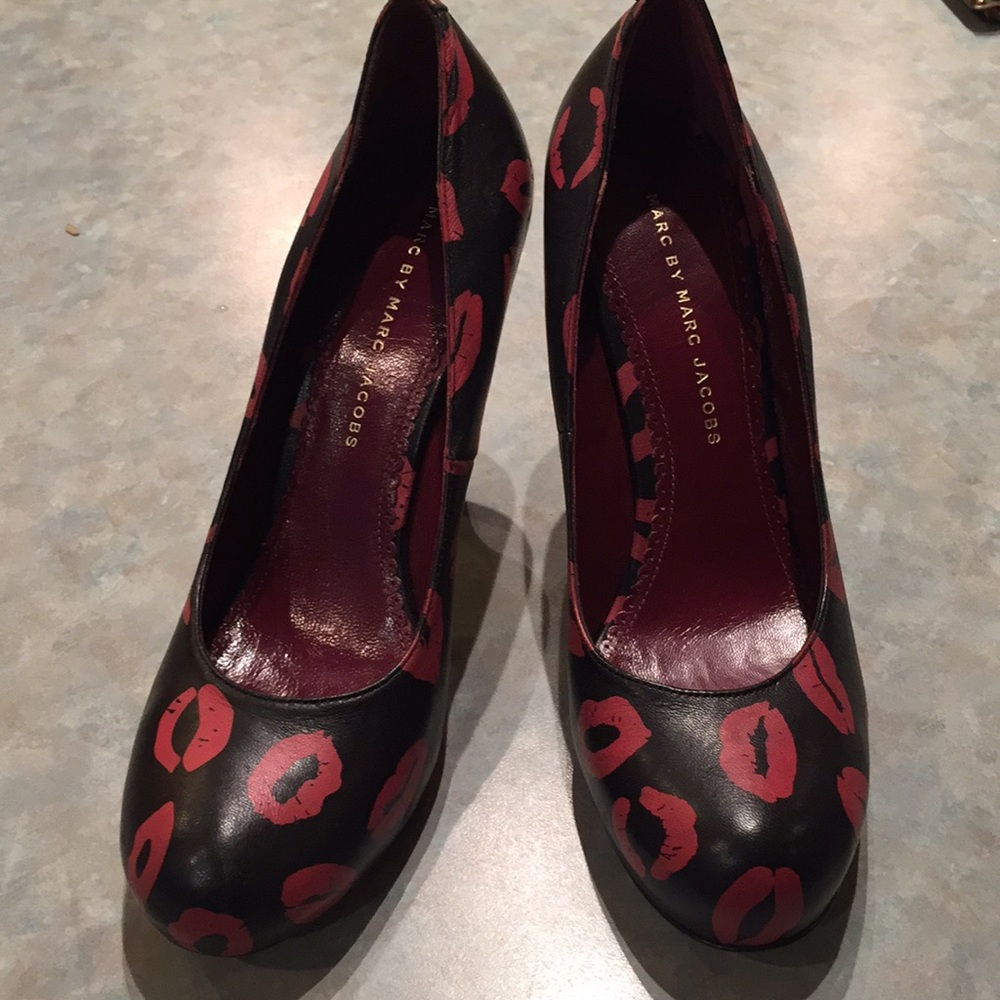Marc Jacobs lip print pumps ( sz 38 1/2)